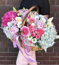 Цветочная композиция из Розы, Хризантемы, Пионы и Лизиантусы в корзине в Черлаке