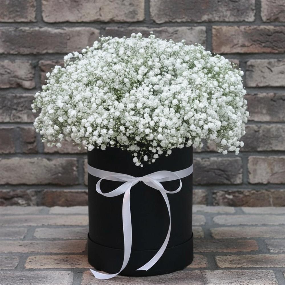 Цветочная композиция из Гипсофила в шляпной коробке в Черлаке