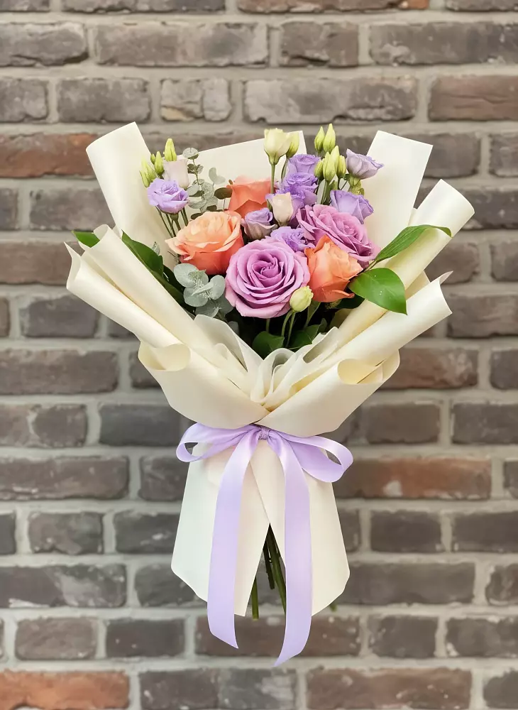 Букет цветов из: Лизиантусы и Розы в Черлаке