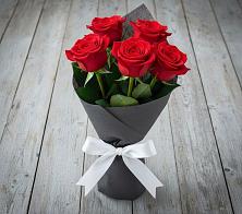 Букет 5 Красных роз Эдлесс Лав в Черлаке