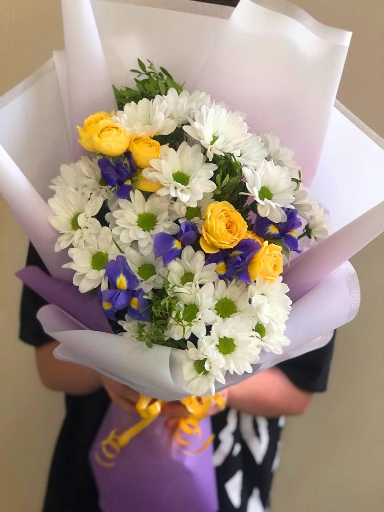 Букет цветов из: Ирисы, Хризантемы и Розы в Черлаке