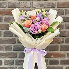 Букет цветов из:  Лизиантусы и Розы в Черлаке