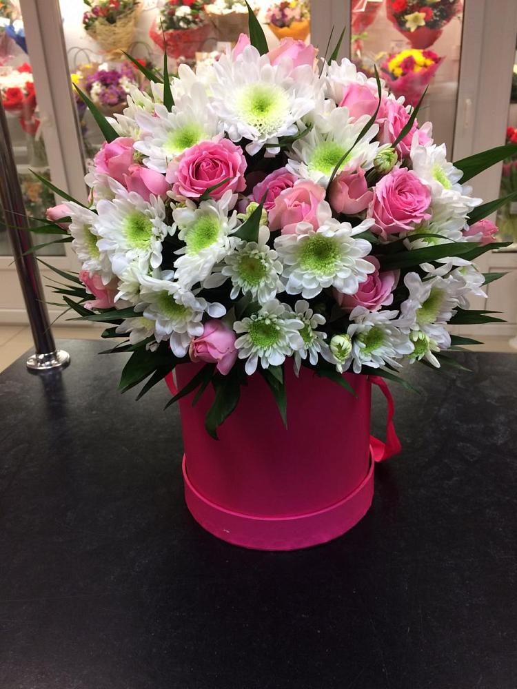 Цветочная композиция из Розы и Хризантемы в шляпной коробке в Черлаке