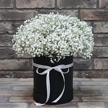 Цветочная композиция из Гипсофила в шляпной коробке в Черлаке
