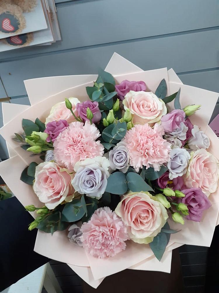 Букет цветов из: Розы, Гвоздики и Лизиантусы в Черлаке