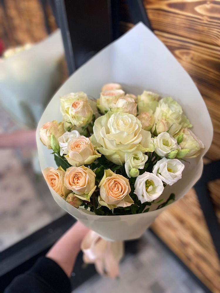 Букет цветов из: Розы и Лизиантусы в Черлаке